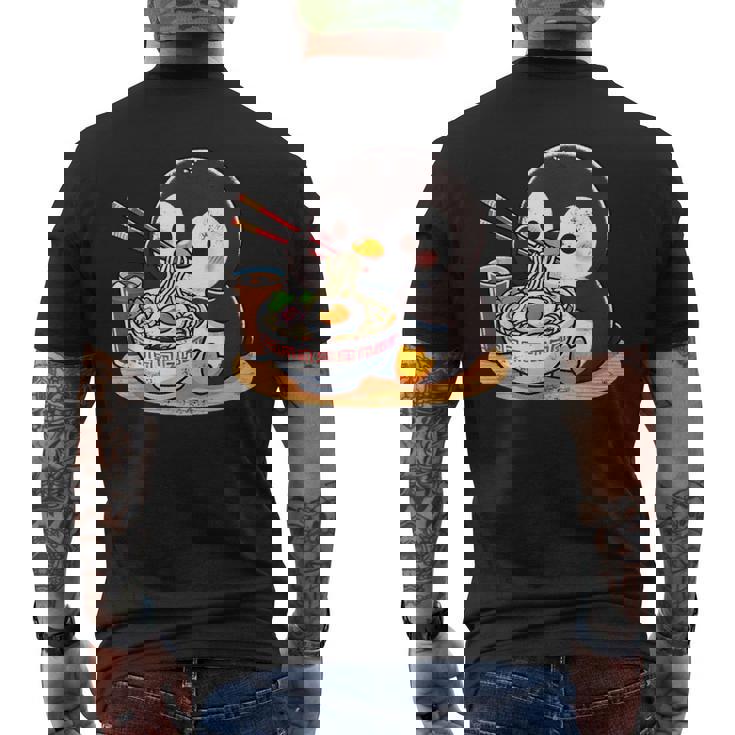 箸でラーメンを食べるかわいいペンギン メンズTシャツ バックプリント