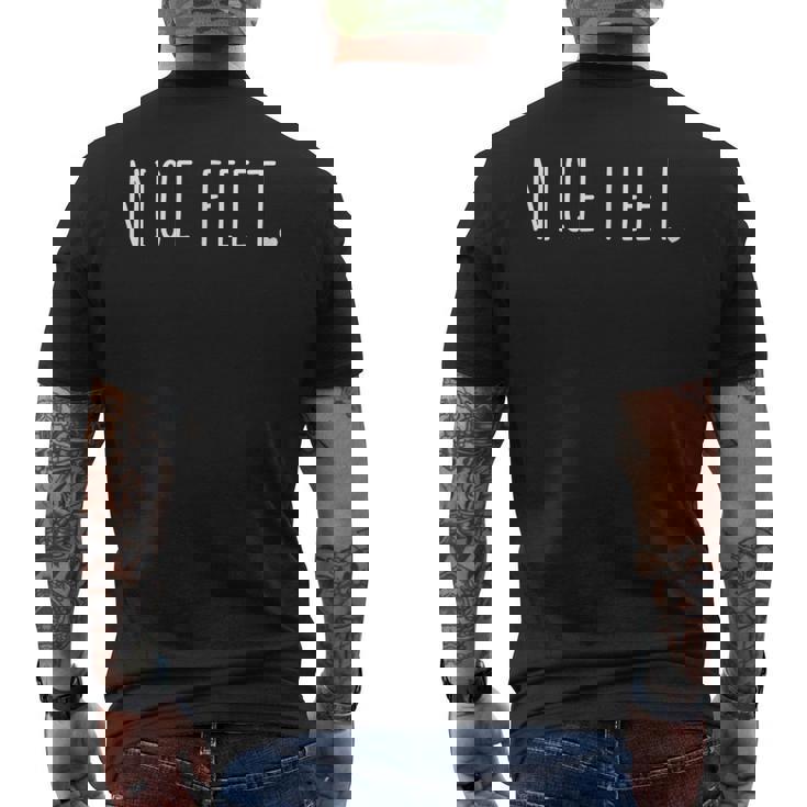 素敵な足足フェチのミニマリスト グラフィック メンズTシャツ バックプリント