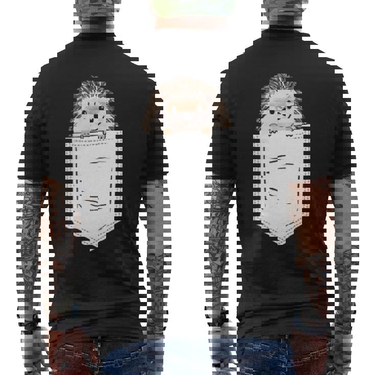 胸ポケットに入ったハリネズミ 衣類 ハリネズミ ギフト メンズTシャツ バックプリント