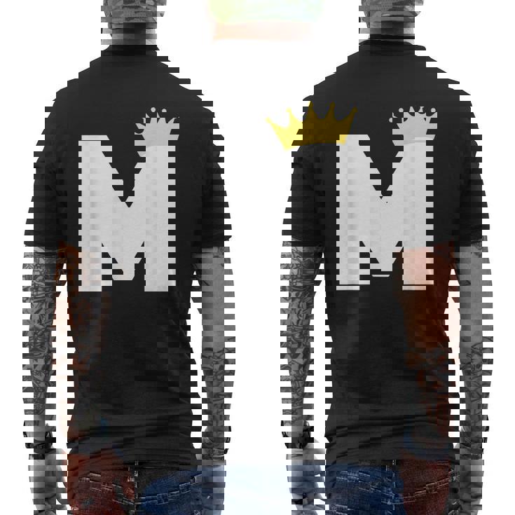 英文字 M 大文字 アルファベット モノグラム イニシャル キング クイーン クラウン メンズTシャツ バックプリント
