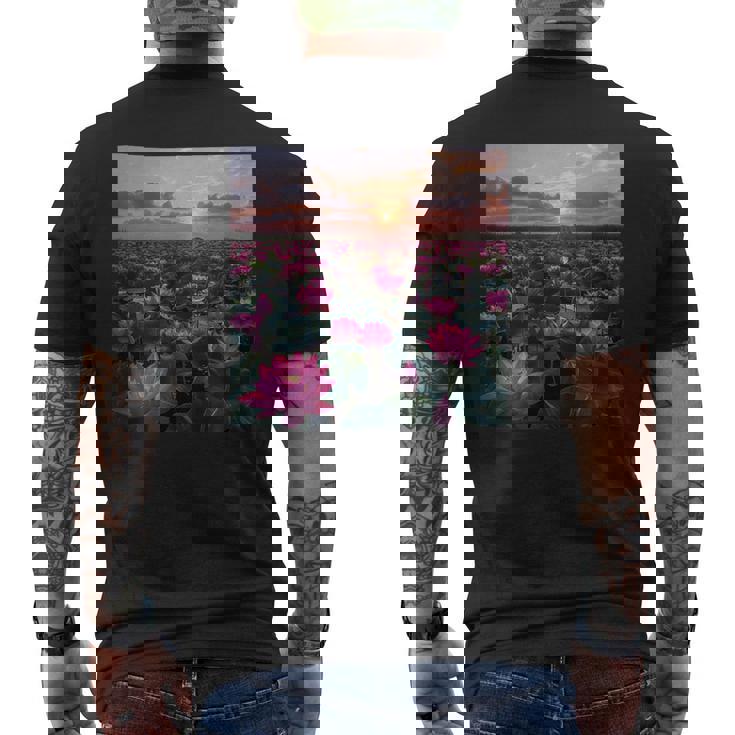 蓮の花畑 美しい夕日のグラフィック メンズTシャツ バックプリント