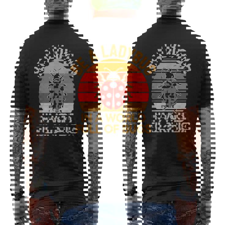 虫だらけの世界でてんとう虫になろう レトロなてんとう虫 メンズTシャツ バックプリント