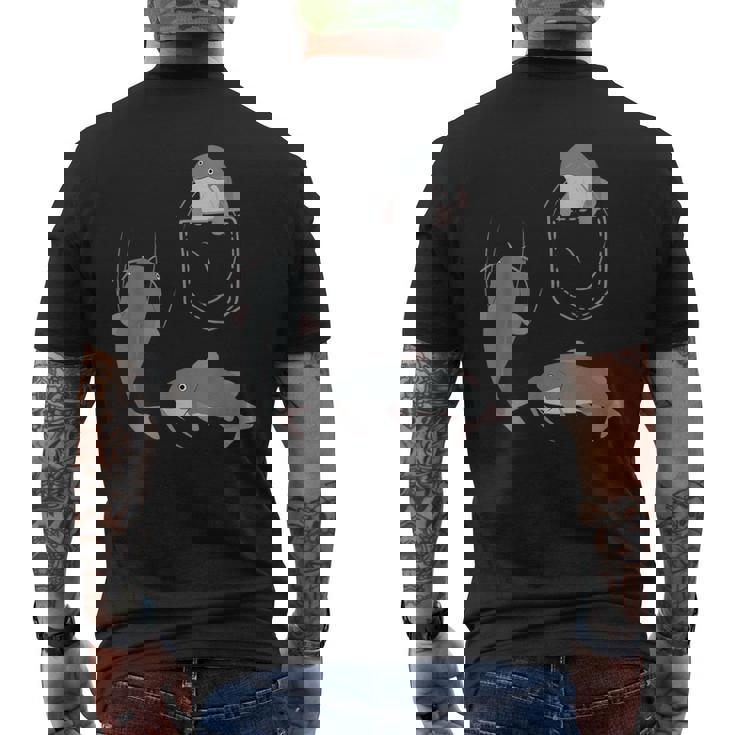 袋に入った魚 ナマズ メンズTシャツ バックプリント