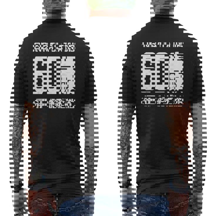 誕生日 誕生日おめでとう 60歳 ネタ ジョーク ギャグ お笑い ツッコミ 60祝い 長寿祝い おもしろ メンズTシャツ バックプリント