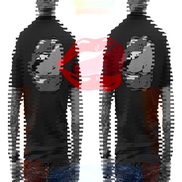 赤い唇を舐めるロックンロールグラフィック。 メンズTシャツ バックプリント
