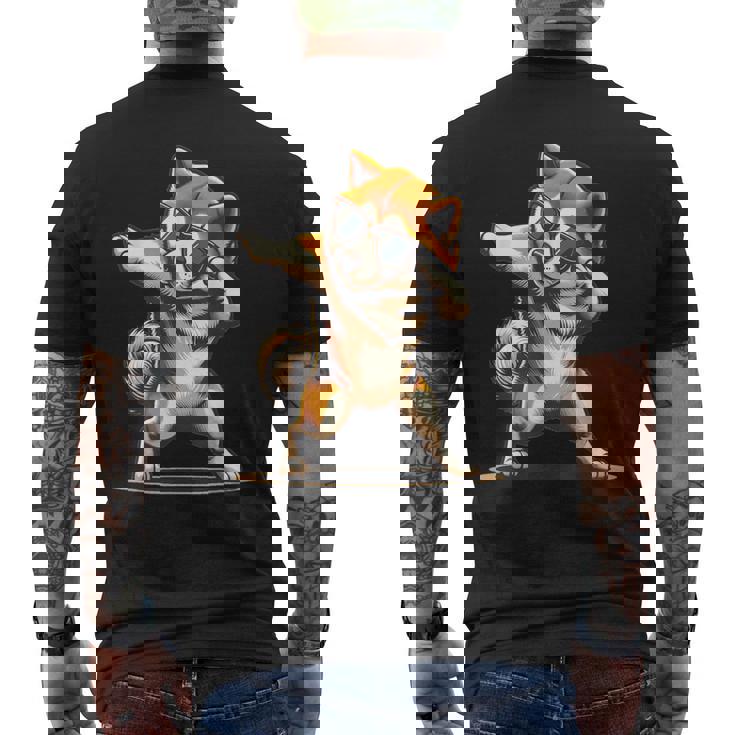 軽く叩く秋田犬 踊る軽く叩く犬 メンズTシャツ バックプリント