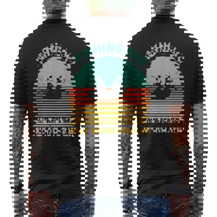 釣りバカ日誌 普通のパパよりカッコイイ！？ おとっつぁん フィッシャー 父 魚 フィッシング メンズTシャツ バックプリント