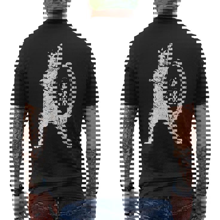 陽気な猫 太極拳ポーズ 格闘技 陰陽バランス メンズTシャツ バックプリント