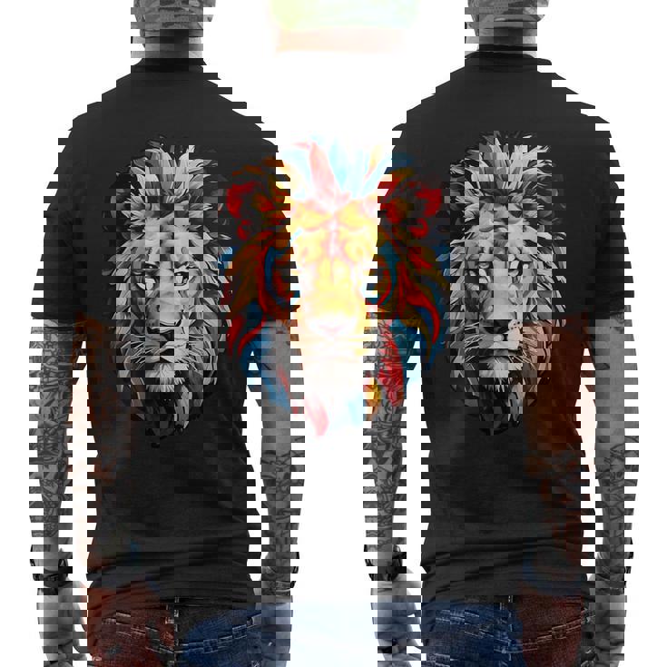 雄大なライオンヘッド 赤、黄、青の芸術的なたてがみ メンズTシャツ バックプリント