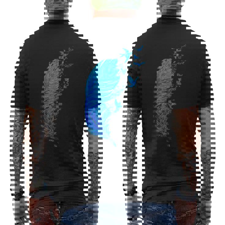 青い羽と鳥が飛んでいる青い羽 キュートでスタイリッシュ メンズTシャツ バックプリント