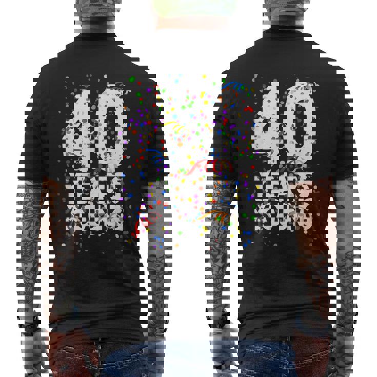 面白 40 Years Young Happy 40Th Birthday シャツ メンズ レディース メンズTシャツ バックプリント