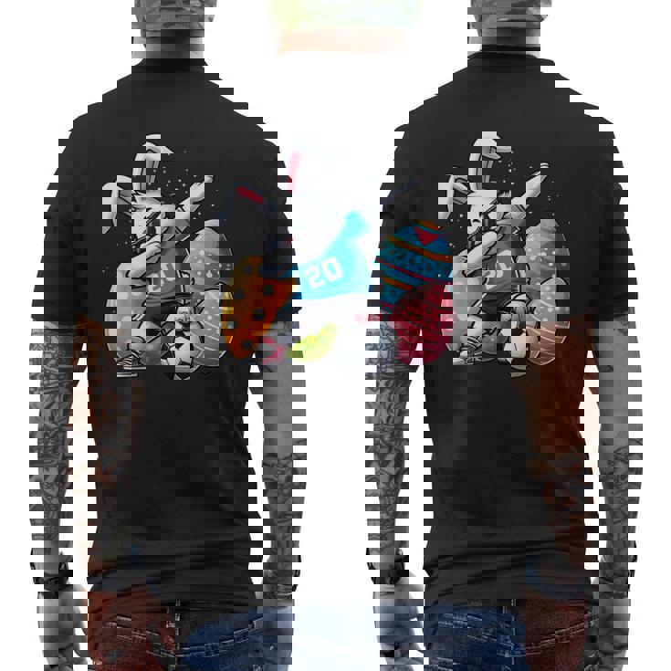 面白いイースターバニーとサッカーボールで軽くたたくイースターバニー。 メンズTシャツ バックプリント