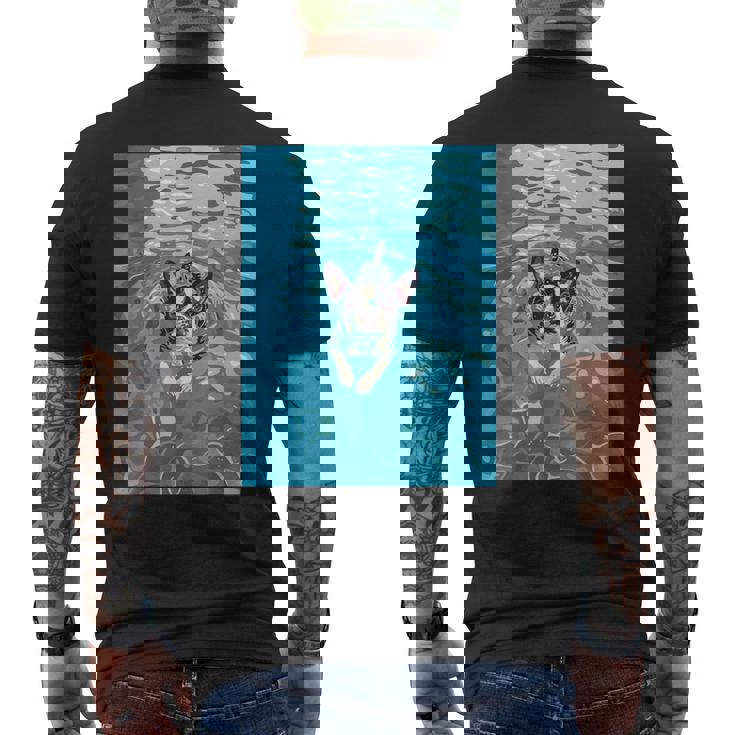 面白いボストンテリア プールで泳ぐ かわいい犬 ママ お父さん メンズTシャツ バックプリント