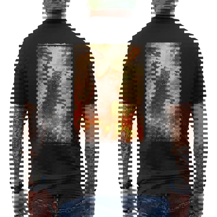 面白いレトロ日本の怪獣モンスター猫セルフィー東京ufo メンズTシャツ バックプリント