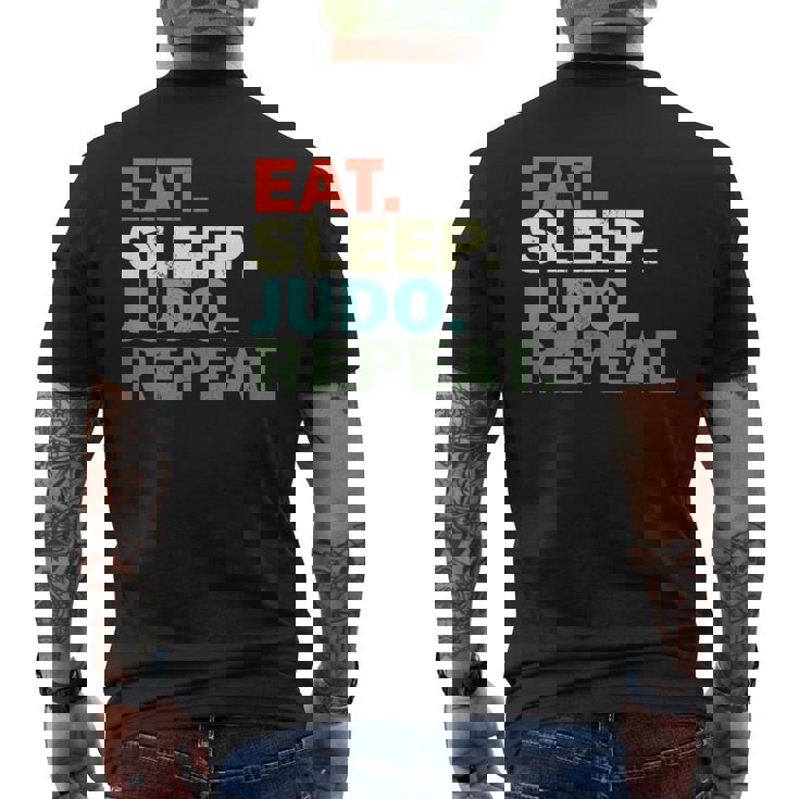 面白い柔道家が寝る柔道を食べる メンズTシャツ バックプリント