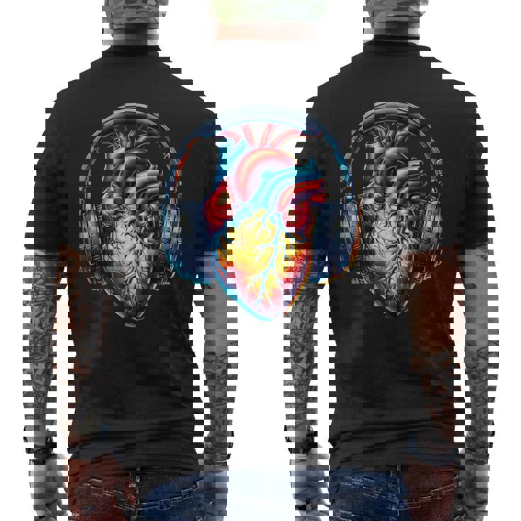 音楽解剖学的ハートとヘッドフォンdjミュージックグラフィック メンズTシャツ バックプリント