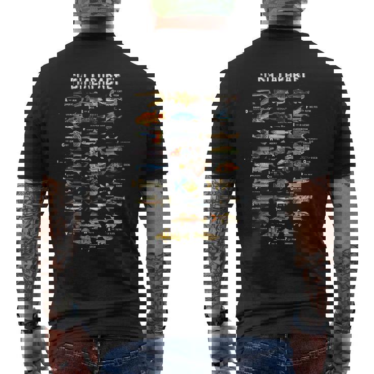 魚 アルファベット 教育 淡水 種 釣り メンズTシャツ バックプリント