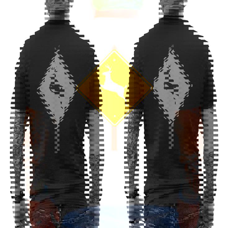 鹿を渡る道路標識コスチューム メンズTシャツ バックプリント