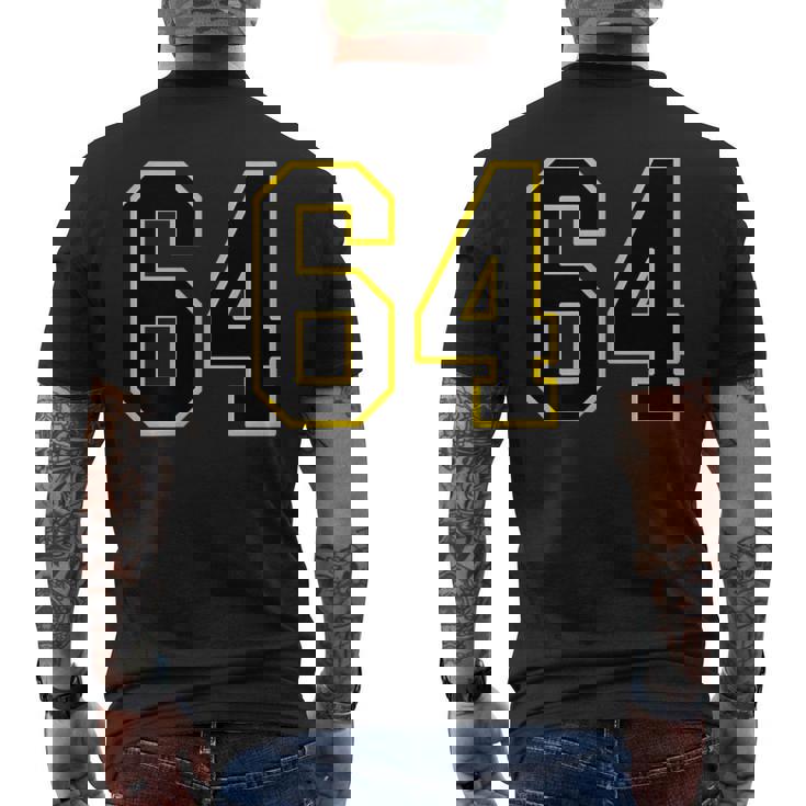 黒と黄色のカレッジスポーツスタイルの64番。 メンズTシャツ バックプリント