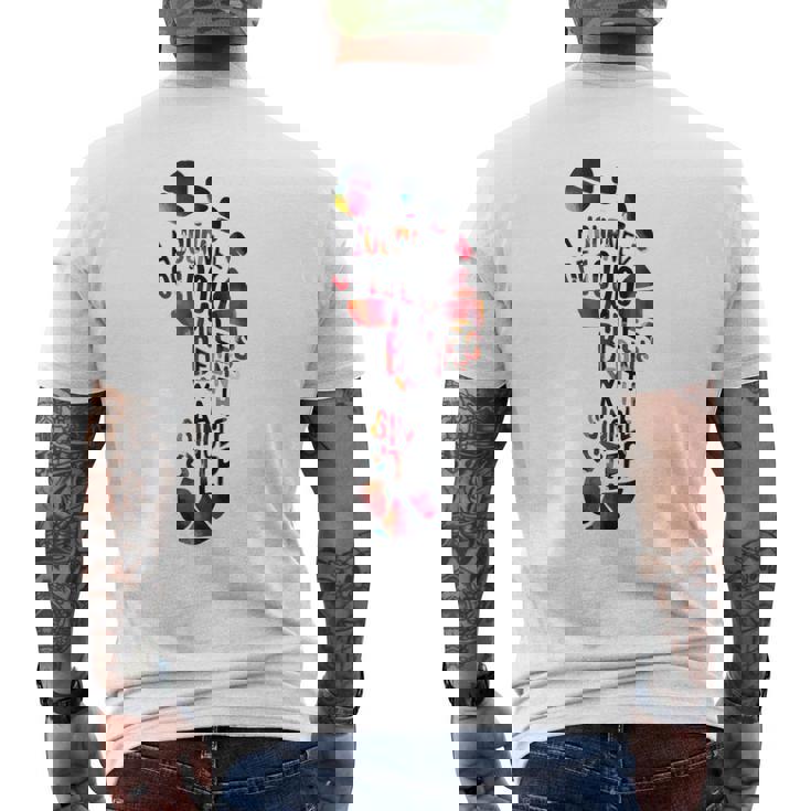 1000マイルの旅は一歩で始まる。 メンズTシャツ バックプリント