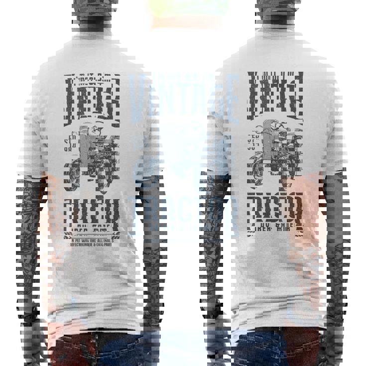 1984 年生まれのビンテージ トラクター ファーマーの誕生日 メンズTシャツ バックプリント