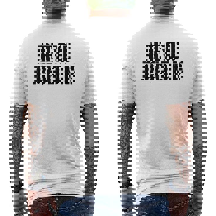 Are You Locked In モチベーションを高めるオールキャップブラックテキストデザイン メンズTシャツ バックプリント