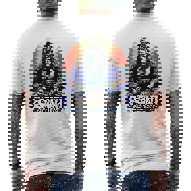 Bassquatch 音楽愛好家のためのサスカッチdjデザイン メンズTシャツ バックプリント
