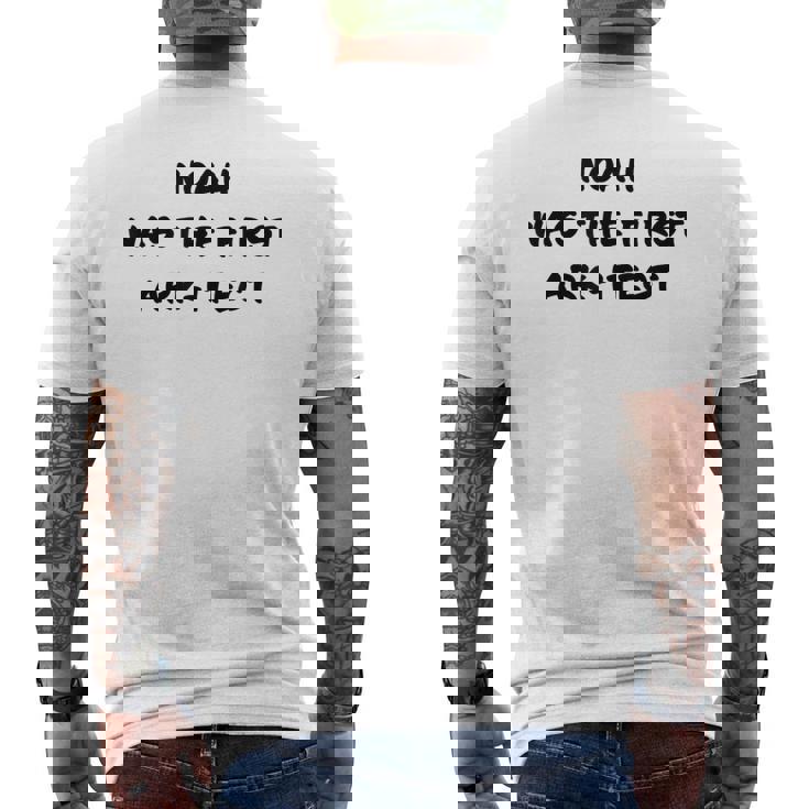 Clean Bible Character Humor – Noah The Ark-Itect Joke メンズTシャツ バックプリント