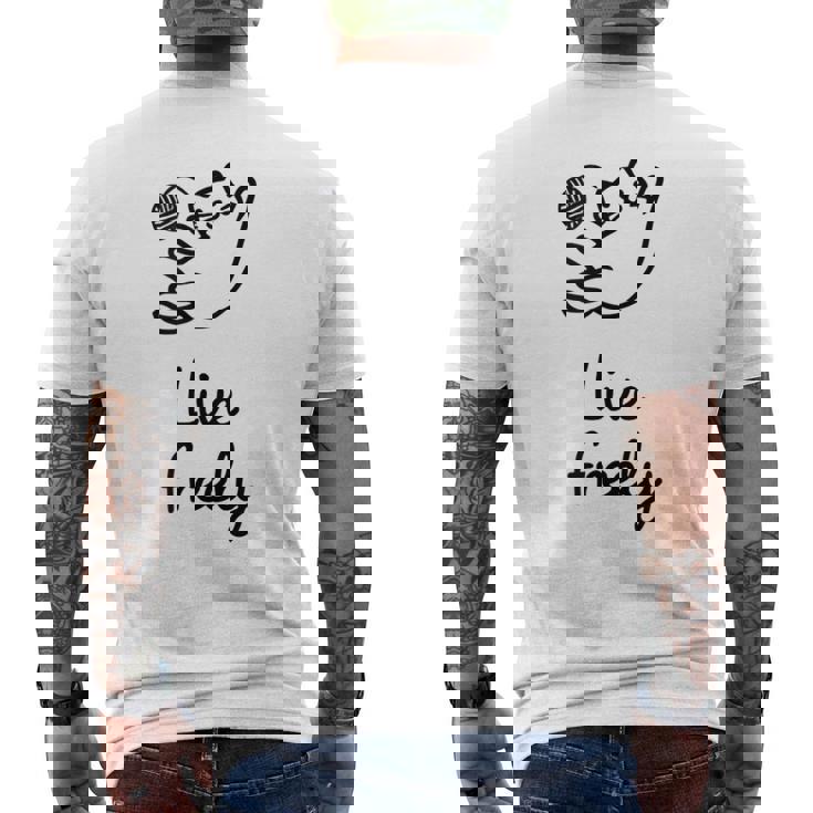 Live Freely メンズTシャツ バックプリント