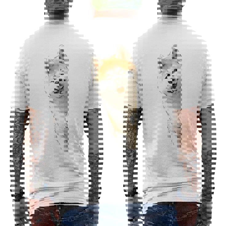 かわいい日本の秋田犬が角をのぞく犬好き。 メンズTシャツ バックプリント