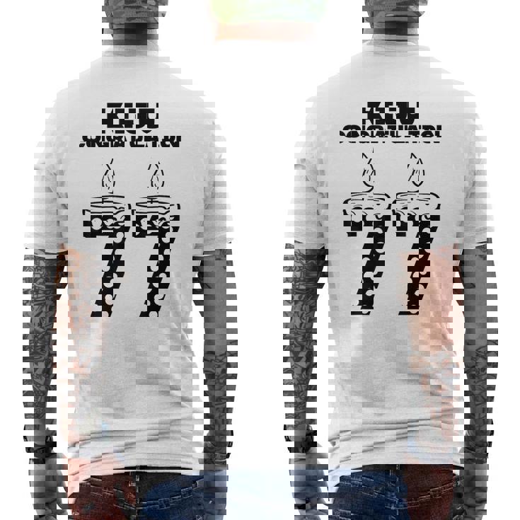 この身体７７年目 まだまだ行くぜ ７７歳 喜寿祝い 長寿祝い おもしろ 喜寿 メンズTシャツ バックプリント