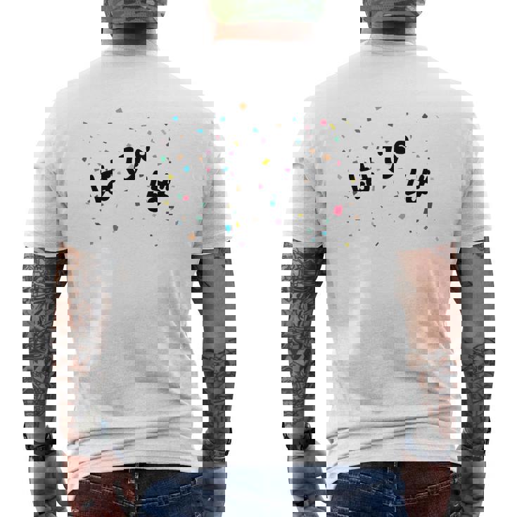 はぴば 誕生日 記念 誕生会 パーティー おめでとう バースデー ハッピーバースデー ハピバ 紙吹雪 主人公 主役 ネタ メンズTシャツ バックプリント