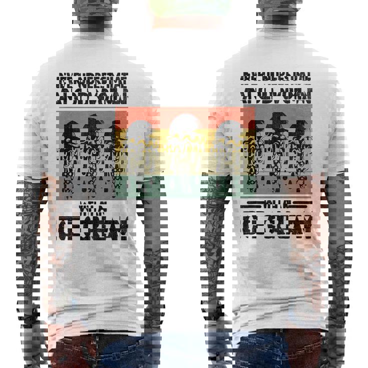 アイスクリームを持った老婆を決して過小評価しない メンズTシャツ バックプリント