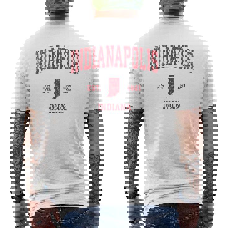 インディアナポリス インディアナ州 ヴィンテージ スポーツ デザイン レッド プリント メンズTシャツ バックプリント