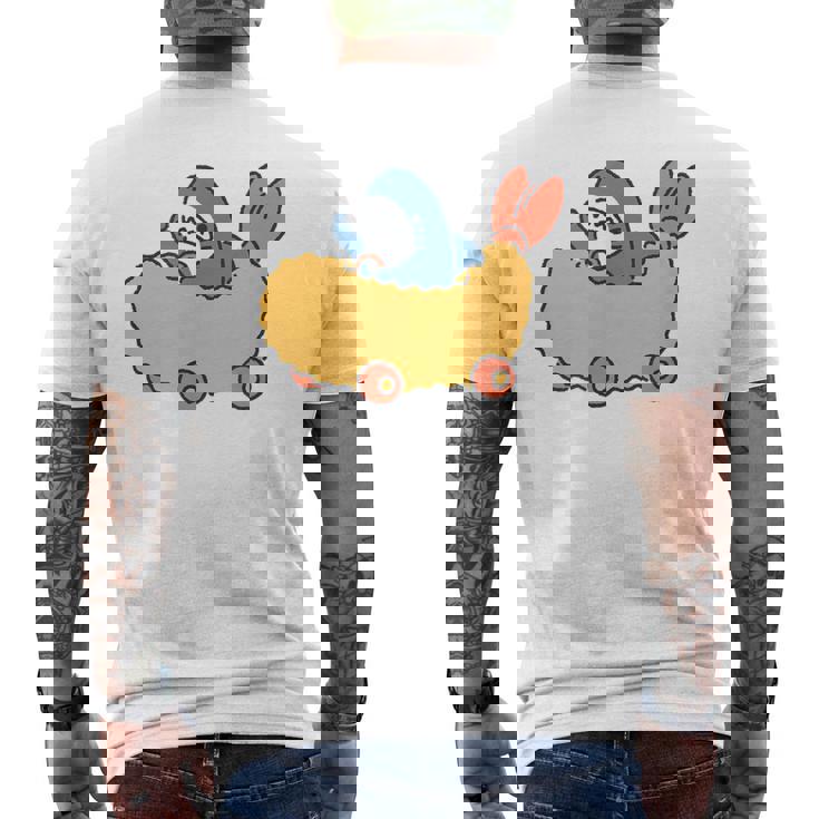 エビフライのくるまを運転するサメ メンズTシャツ バックプリント