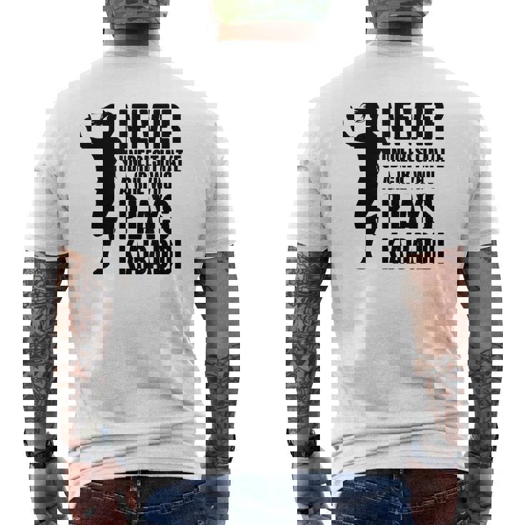 カヴァディを演じる少女を決して過小評価しない メンズTシャツ バックプリント