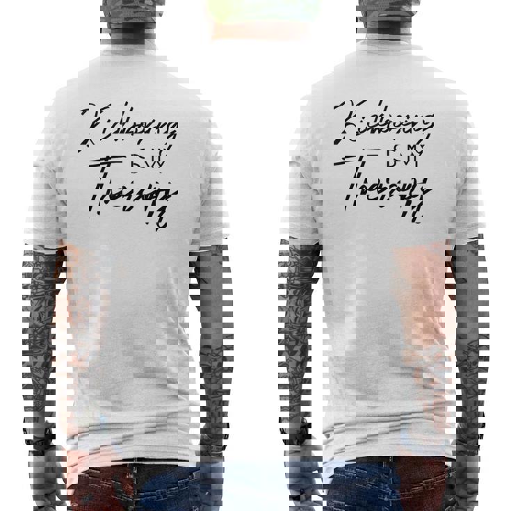 キックボクシングは私のセラピー メンズTシャツ バックプリント