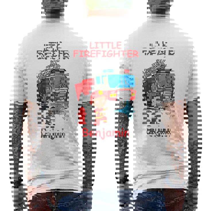 キッズ 消防署の消防車 小さな消防士ベンジャミン メンズTシャツ バックプリント