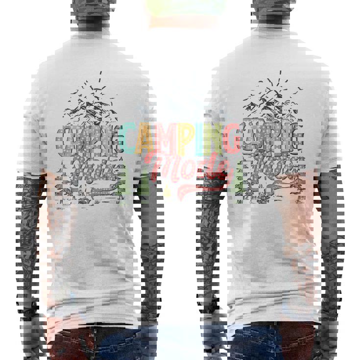 キャンプモード おもしろキャンパー 自然愛好家 スカウト ハローサマー メンズTシャツ バックプリント