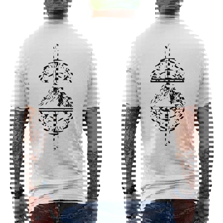 コンパス ローズ マウンテン シーン 自然 恋人 ハイキング バックパッキング メンズTシャツ バックプリント