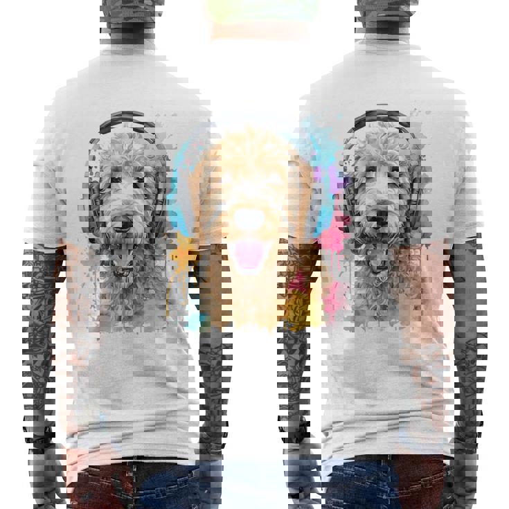 ゴールデンドゥードル、ヘッドフォン、犬、動物プリント メンズTシャツ バックプリント