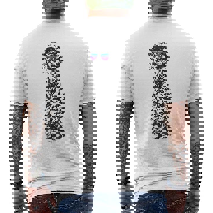 サングラスとヘッドフォンをしたミーアキャット メンズTシャツ バックプリント
