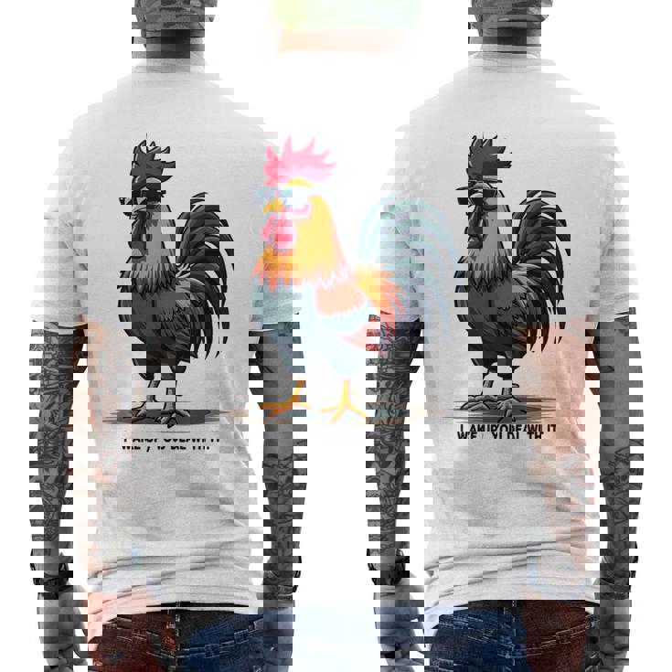 サングラスをかけた姿勢のクールな雄鶏。 メンズTシャツ バックプリント