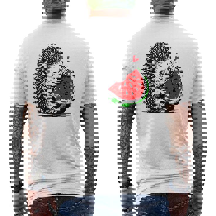 スイカの誕生日を食べるキュートで愛らしいハリネズミ メンズTシャツ バックプリント