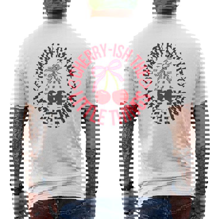 チェリーっぽいザ・リトル・シングス・ファニー・チェリッシュ・チェリー メンズTシャツ バックプリント