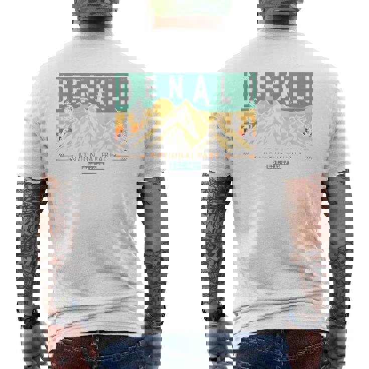 デナリ国立公園 山 自然 レトロ 夕日 ヴィンテージ メンズTシャツ バックプリント