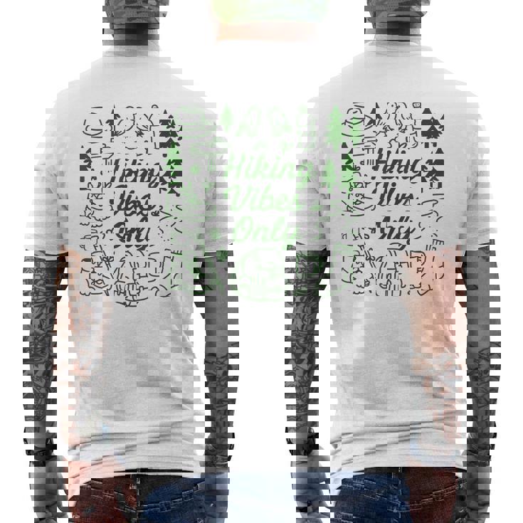 ハイキング バイブスオンリー 自然 落書き アート ミニマリスト 森林愛好家 メンズTシャツ バックプリント