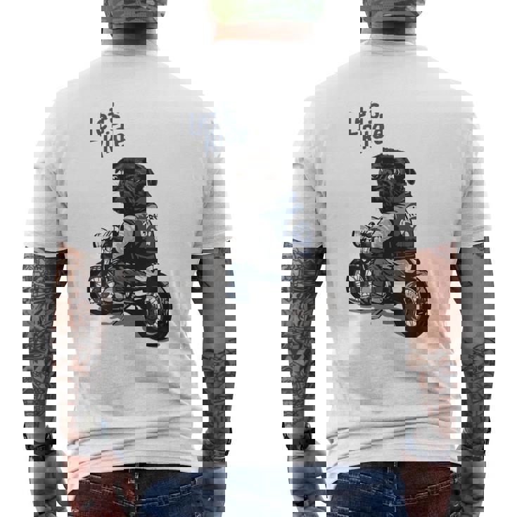 バイクに乗る面白いパグ犬レッツライド メンズTシャツ バックプリント
