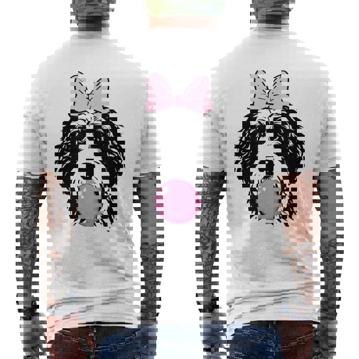 バブルガムを持つバーネドゥードル犬 メンズTシャツ バックプリント