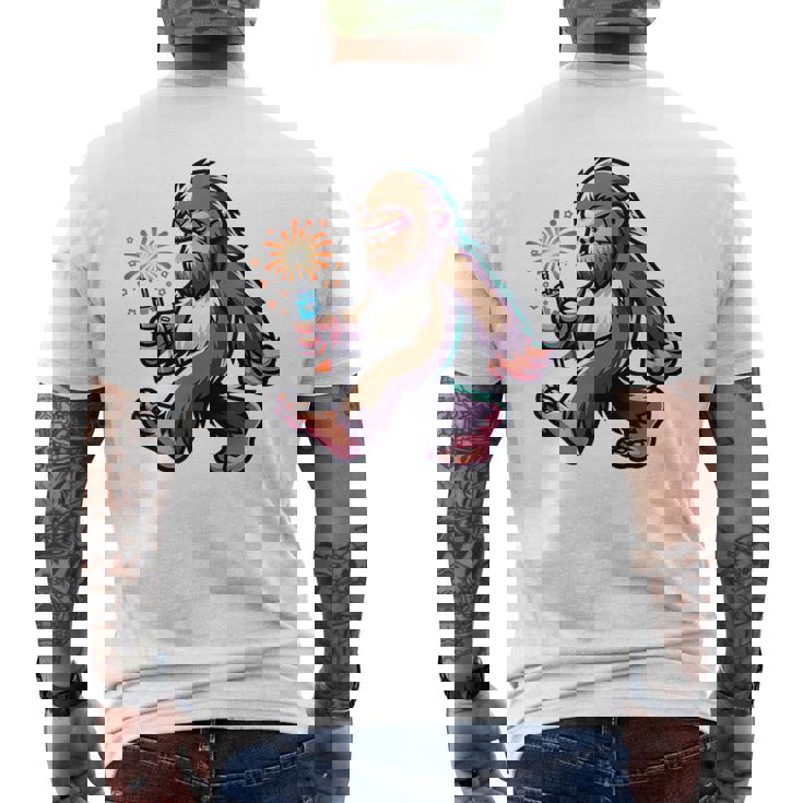 ビッグフット 7月4日 花火 愛国的なアメリカ国旗 サスカッチ メンズTシャツ バックプリント